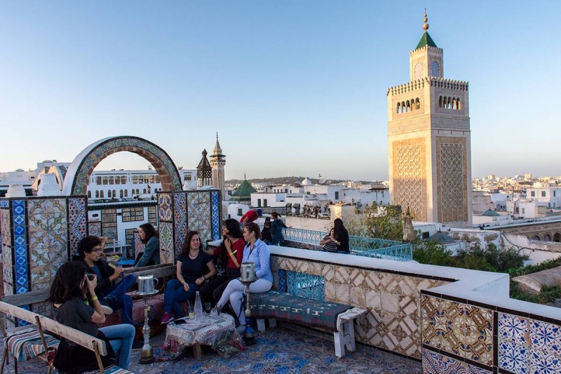 café sur les toits de la médina à Tunis
